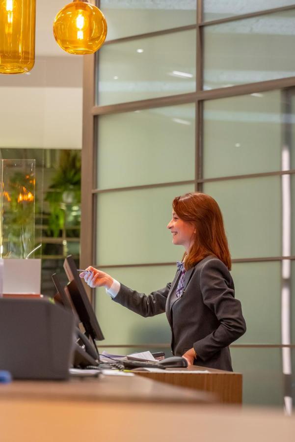 Mercure Trabzon Hotel Екстериор снимка A receptionist at the reception desk of a hotel