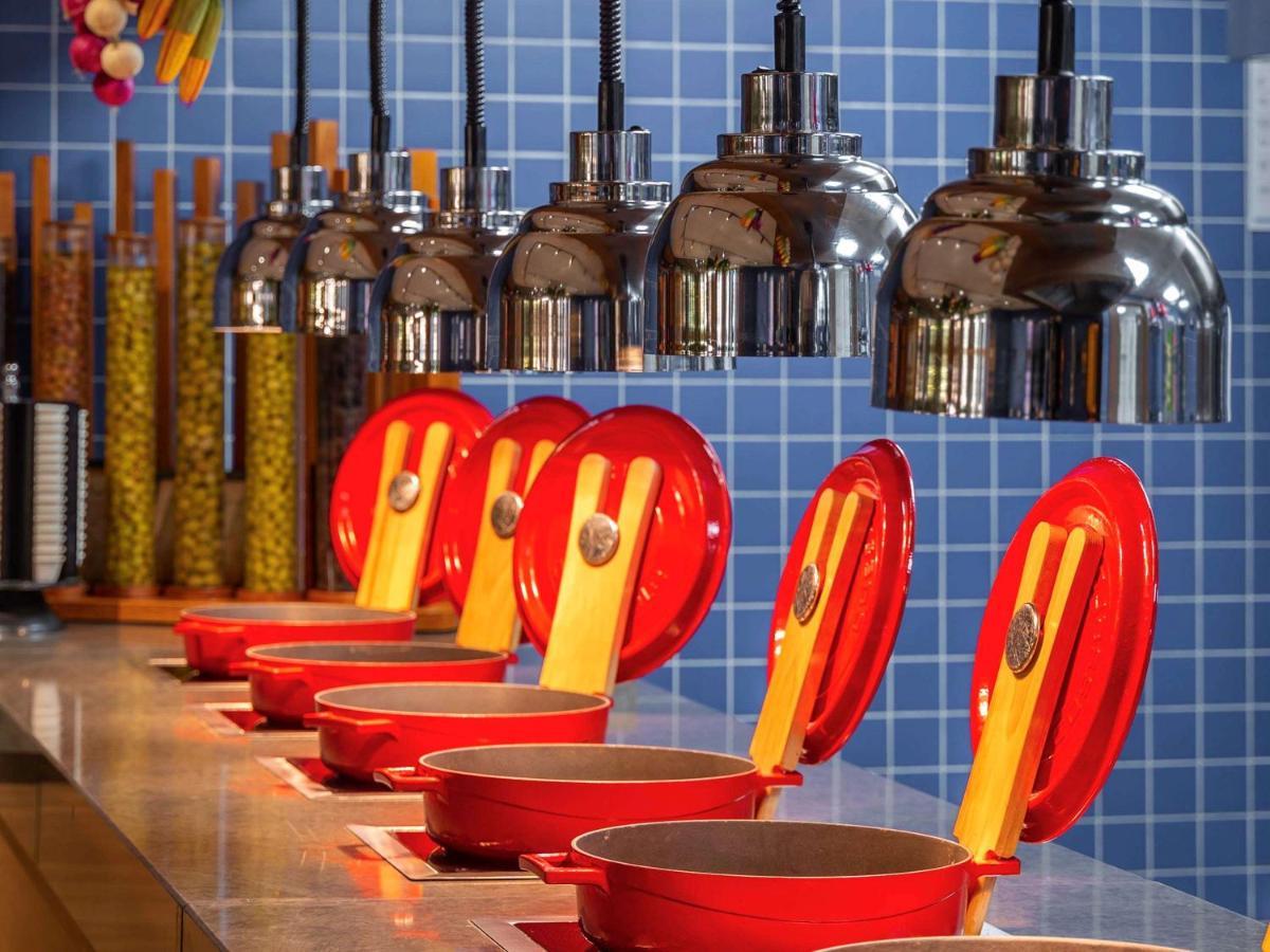 Mercure Trabzon Hotel Екстериор снимка A row of Le Creuset cast iron cookware