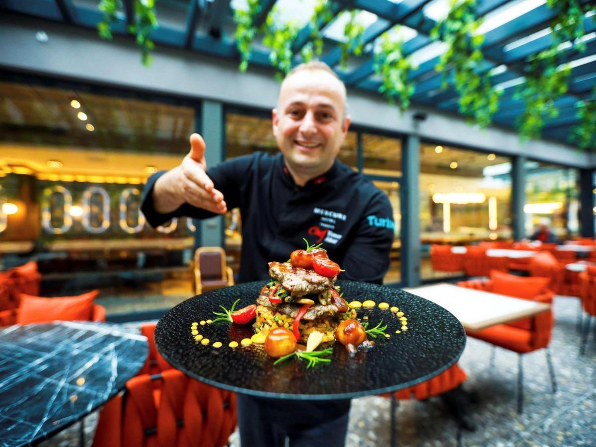 Mercure Trabzon Hotel Екстериор снимка A waiter serving a meal