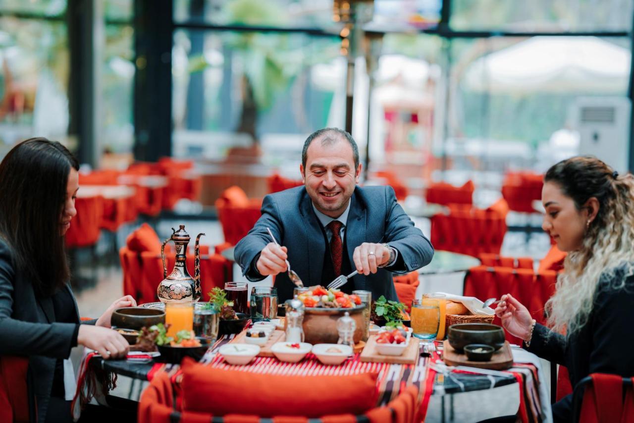 Mercure Trabzon Hotel Екстериор снимка A man eating at a restaurant