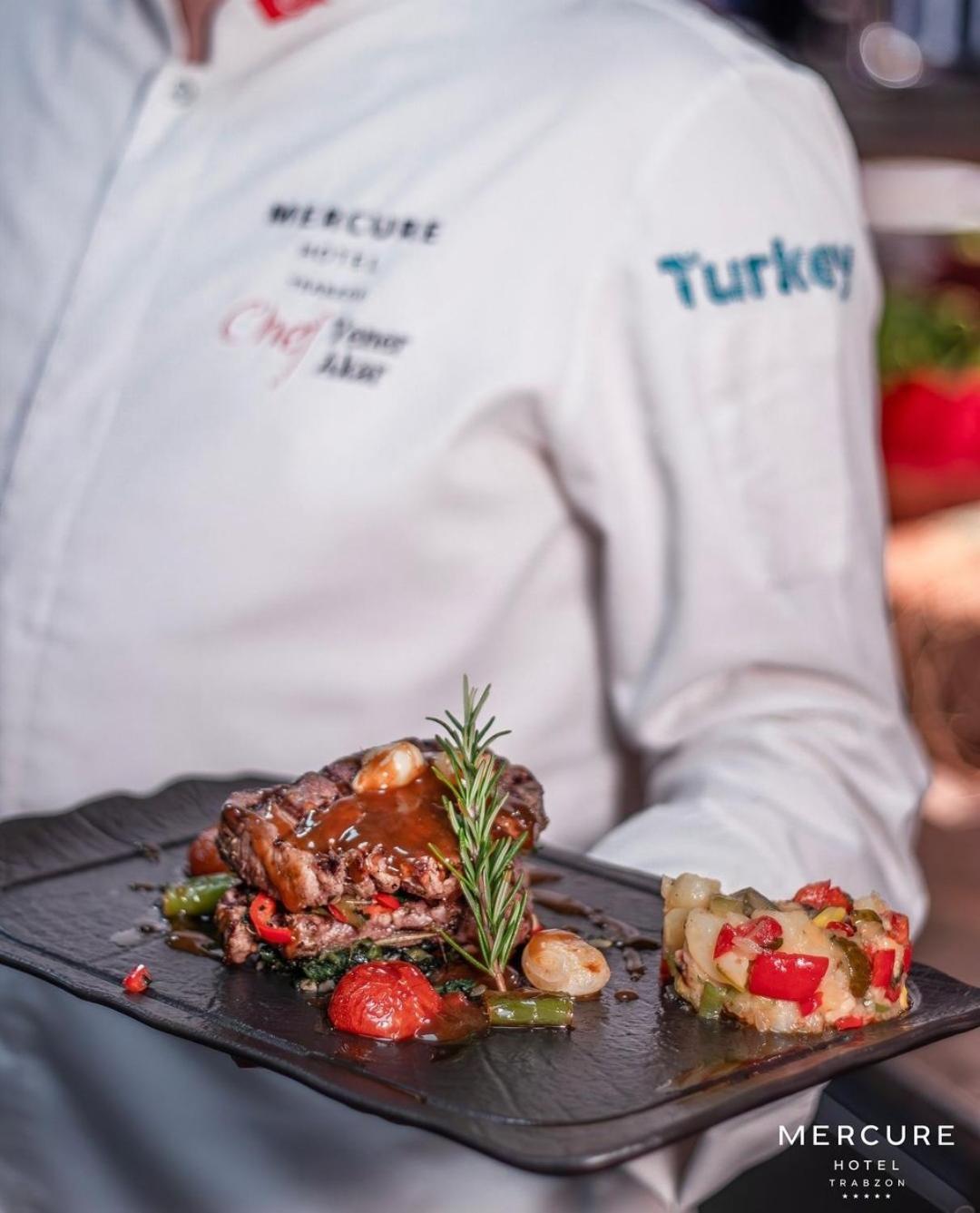Mercure Trabzon Hotel Екстериор снимка Chef serving a meal